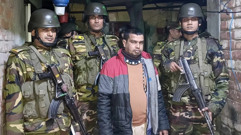 যৌথবাহিনীর অভিযানে বিপুল পরিমাণ সার্জিক্যাল সামগ্রী উদ্ধার, আটক ১